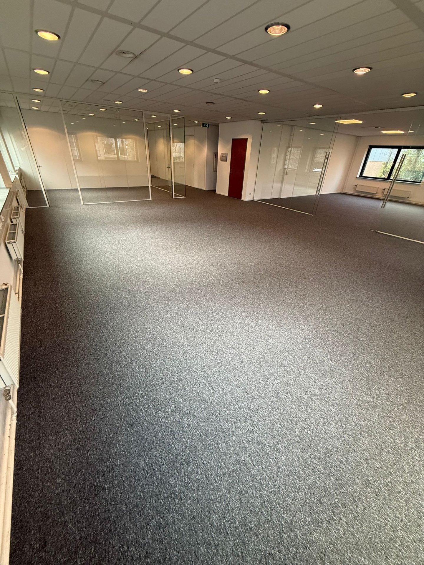 Kantoorpand Almere, tapijttegels in open kantoorvloer