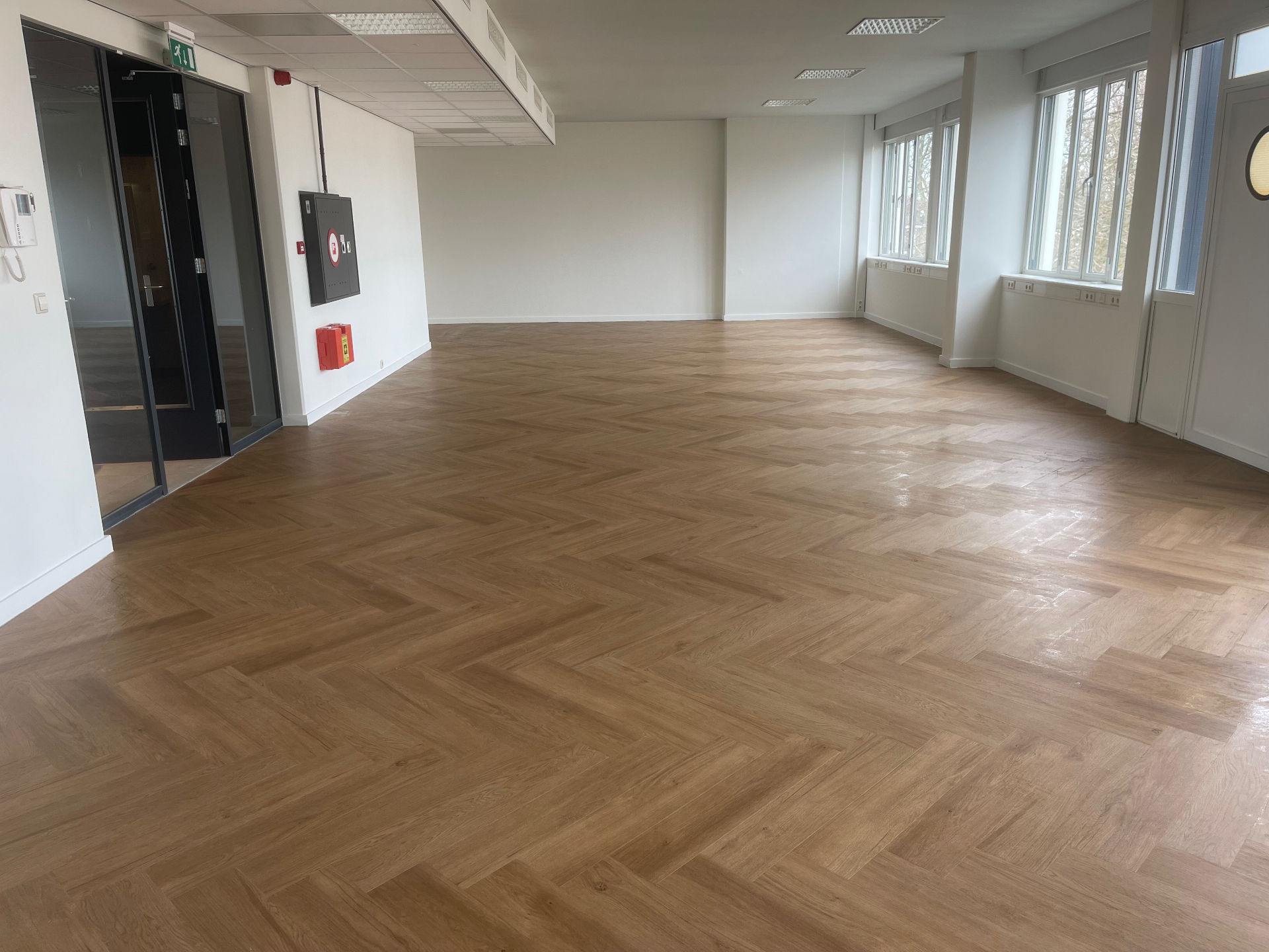 Kantoorpand Den Haag, PVC visgraat in open kantoorvloer